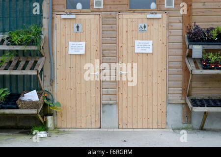 Herren und Damen Toiletten Out Of Order Schilder an Toilettentüren im café Stockfoto