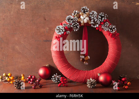 rot Adventskranz auf hölzernen Hintergrund Stockfoto