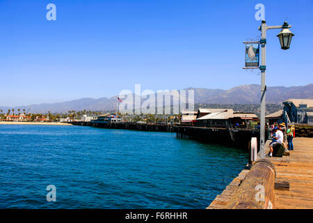 Stearns Wharf führt heraus in den Pazifik von Santa Barbara Stockfoto