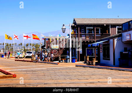 Souvenirläden und Restaurants am Stearns Wharf in Santa Barbara Kalifornien Stockfoto