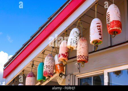 Angeln Schwimmer hängen von der Traufe des Santa Barbara Schalentiere Betriebsrestaurant aufbauend auf Stearns Wharf Stockfoto