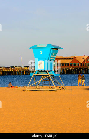 Eines der berühmten blauen Rettungsschwimmer Türme Synominous mit Kalifornien und Bay Watch am Strand von Santa Barbara Osten gesehen Stockfoto