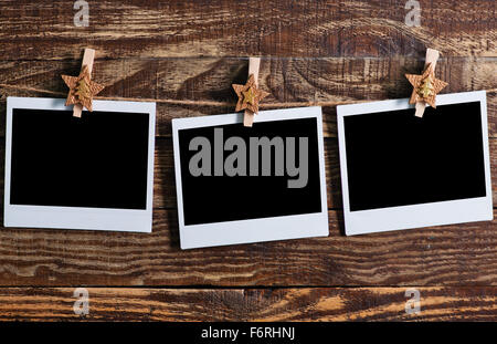 Fotopapier, Foto Cadr auf dem hölzernen Hintergrund Stockfoto