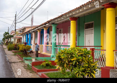 Terrasse mit bunten Säulen Häuser, Häuser im spanischen Stil, Wohn-, Kleinstadt, Viñales, Kuba, Pinar del Río, Kuba Stockfoto