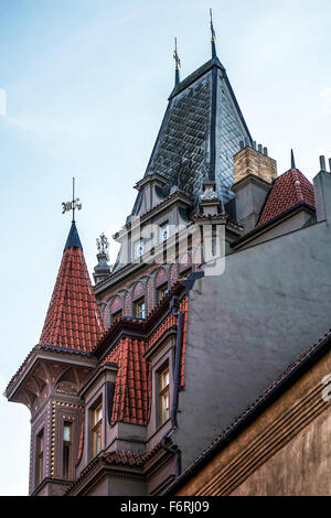 Reich verzierte Gebäude mit dem Restaurant U Stare Synagogy in Prag Stockfoto