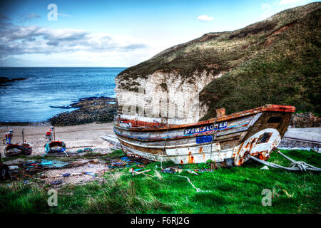 Norden landet auf dem Flamborough Kopf Yorkshire alte Boot Boote auf dem Festland mit Blick auf Strand und Bucht zerklüftete Küste Küste UK England Stockfoto