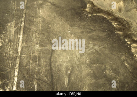 Luftaufnahme des Kolibri Geoglyph, Linien von Nasca, Peru Stockfoto