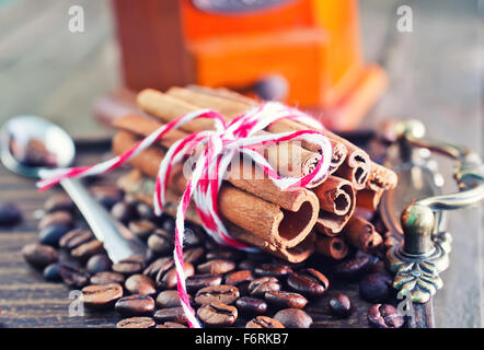 Kaffeebohnen und Aroma Gewürz auf einem Tisch Stockfoto