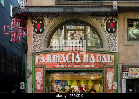 Ein Jugendstil-Storefront auf Les Rambles in Barcelona. Stockfoto