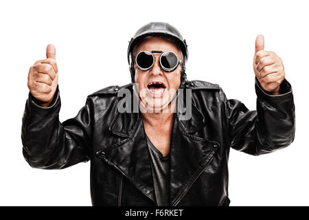 Überglücklich senior Motorradfahrer in schwarzem Lederjacke geben zwei Daumen nach oben isoliert auf weißem Hintergrund Stockfoto