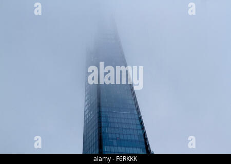 London, UK. 19. November 2015. Die Spitze der Shard London abgedeckt im Nebel auf einem nassen matschig Tag in der Hauptstadt Credit: Amer Ghazzal/Alamy Live-Nachrichten Stockfoto