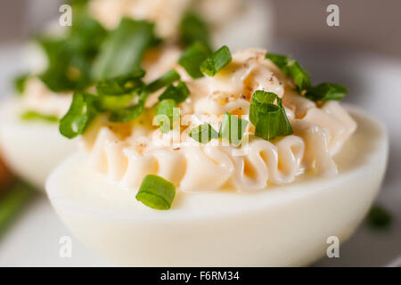 Nahaufnahme, gekochte Eier mit Mayonnaise und geschnittenen Schnittlauch auf Platte Stockfoto