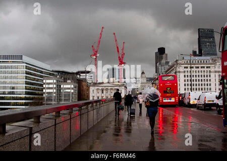 London, UK. 19. November 2015. Dunkle Gewitterwolken über der Stadt von London Credit: Amer Ghazzal/Alamy Live-Nachrichten Stockfoto