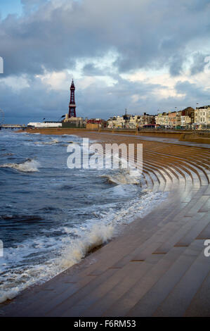 Blackpool, UK. 19. November 2015. Wetternachrichten. Kräftige Schauer und windigen Bedingungen für Blackpool. Ganz im Nordwesten könnte mehr Regen verzichten da die Erde gesättigt ist mehr Regen dürfte sich lokale Überschwemmungen verursachen. Bildnachweis: Gary Telford/Alamy live-Nachrichten Stockfoto