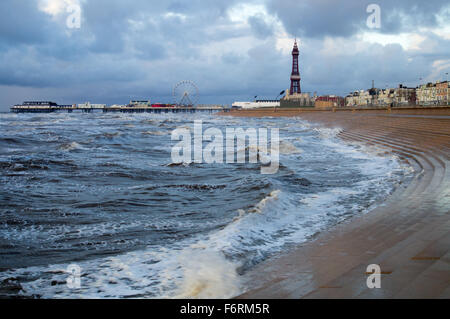 Blackpool, UK. 19. November 2015. Wetternachrichten. Kräftige Schauer und windigen Bedingungen für Blackpool. Ganz im Nordwesten könnte mehr Regen verzichten da die Erde gesättigt ist mehr Regen dürfte sich lokale Überschwemmungen verursachen. Bildnachweis: Gary Telford/Alamy live-Nachrichten Stockfoto