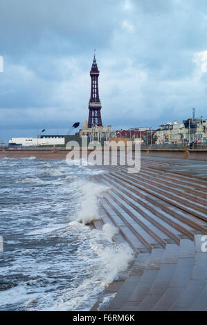 Blackpool, UK. 19. November 2015. Wetternachrichten. Kräftige Schauer und windigen Bedingungen für Blackpool. Ganz im Nordwesten könnte mehr Regen verzichten da die Erde gesättigt ist mehr Regen dürfte sich lokale Überschwemmungen verursachen. Bildnachweis: Gary Telford/Alamy live-Nachrichten Stockfoto