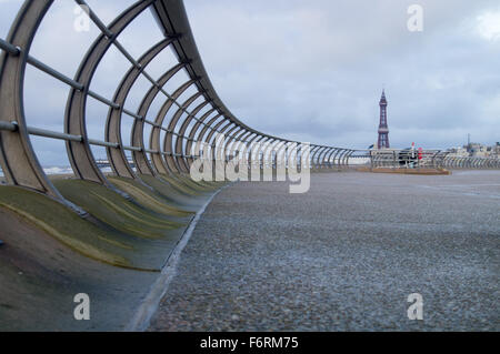 Blackpool, UK. 19. November 2015. Wetternachrichten. Kräftige Schauer und windigen Bedingungen für Blackpool. Ganz im Nordwesten könnte mehr Regen verzichten da die Erde gesättigt ist mehr Regen dürfte sich lokale Überschwemmungen verursachen. Bildnachweis: Gary Telford/Alamy live-Nachrichten Stockfoto