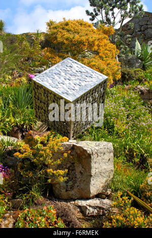 Klostergarten ist eine Sammlung von exotischen Pflanzen aus der ganzen Welt und verfügt über eine Reihe von Skulpturen von lokalen Künstlern Stockfoto