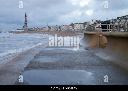 Blackpool, UK. 19. November 2015. Wetternachrichten. Kräftige Schauer und windigen Bedingungen für Blackpool. Ganz im Nordwesten könnte mehr Regen verzichten da die Erde gesättigt ist mehr Regen dürfte sich lokale Überschwemmungen verursachen. Bildnachweis: Gary Telford/Alamy live-Nachrichten Stockfoto