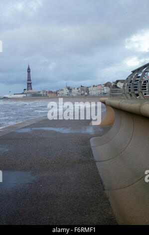 Blackpool, UK. 19. November 2015. Wetternachrichten. Kräftige Schauer und windigen Bedingungen für Blackpool. Ganz im Nordwesten könnte mehr Regen verzichten da die Erde gesättigt ist mehr Regen dürfte sich lokale Überschwemmungen verursachen. Bildnachweis: Gary Telford/Alamy live-Nachrichten Stockfoto