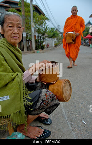 Luang Prabang, Laos, Mönche Reis von Dorfbewohner sammeln Stockfoto