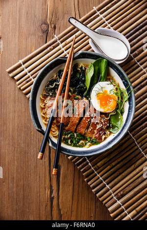 Ente Nudeln mit Ei und Pak Choi Kohl in Schüssel auf hölzernen Hintergrund Stockfoto