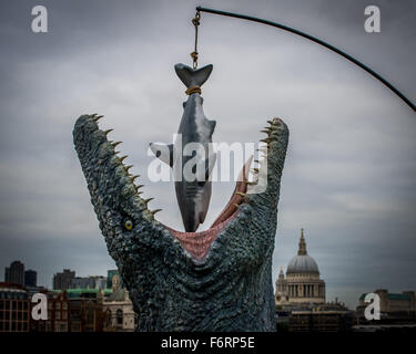 Ein riesiger Mosasaurus Dinosaurier Essen ein großer weißer Hai wurde vorgestellt auf der South Bank Beobachtungspunkt zur Feier der Veröffentlichung der Blu-Ray und DVD Jurassic World heute (19 Oct 15) Featuring: Mosasaurus, Ansicht, Atmosphäre wo: London, United Kingd Stockfoto