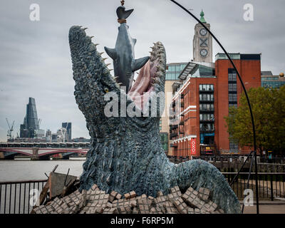 Ein riesiger Mosasaurus Dinosaurier Essen ein großer weißer Hai wurde vorgestellt auf der South Bank Beobachtungspunkt zur Feier der Veröffentlichung der Blu-Ray und DVD Jurassic World heute (19 Oct 15) Featuring: Mosasaurus, Ansicht, Atmosphäre wo: London, United Kingd Stockfoto