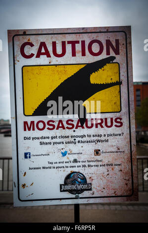 Ein riesiger Mosasaurus Dinosaurier Essen ein großer weißer Hai wurde vorgestellt auf der South Bank Beobachtungspunkt zur Feier der Veröffentlichung der Blu-Ray und DVD Jurassic World heute (19 Oct 15) Featuring: Mosasaurus, Ansicht, Atmosphäre wo: London, United Kingd Stockfoto