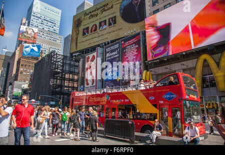 Rote Doppeldecker-Reisebus in Manhattan New York City Times Square Werbetafeln und Werbeschilder im geschäftigen Innenstadt mit tou Stockfoto