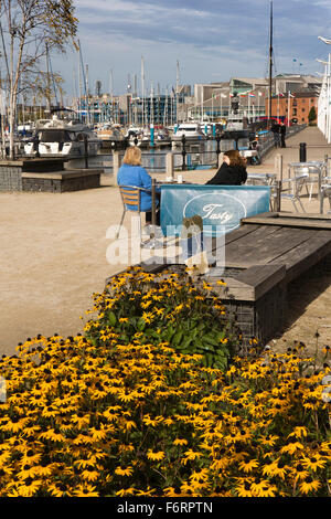 Großbritannien, England, Yorkshire, Hull, Princes Dock Road, Frauen saßen am leckeren Café Kai Tisch Stockfoto