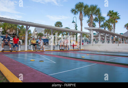 Senioren, die wettbewerbsfähige Shuffleboard Spiel in Flager Ave in New Smyrna Beach, Florida Stockfoto