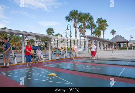 Senioren, die wettbewerbsfähige Shuffleboard Spiel in Flager Ave in New Smyrna Beach, Florida Stockfoto