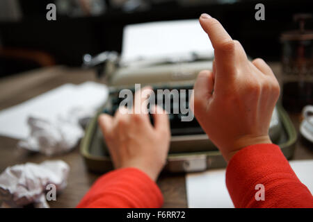 Frau auf alte Schreibmaschine zu tippen Stockfoto