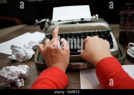 Frau auf alte Schreibmaschine zu tippen Stockfoto