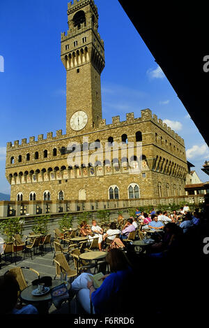 Der Palazzo Vecchio von den Uffizien Cafeteria Terrasse, Florenz gesehen. Italien, Europa Stockfoto