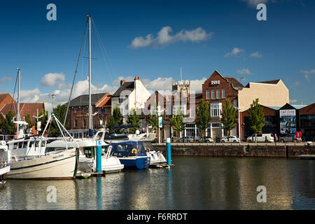 Großbritannien, England, Yorkshire, Hull, Unternehmen am Humber Dock Street neben Boote vertäut im Hafen Stockfoto