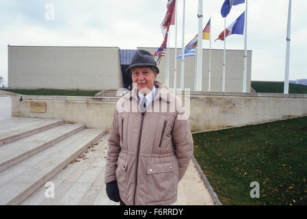 Ein ehemaliger Offizier WWII RAF außerhalb des Mémorial de Caen Museum und Krieg-Denkmal. Caen. Normandie. Frankreich. Europa Stockfoto