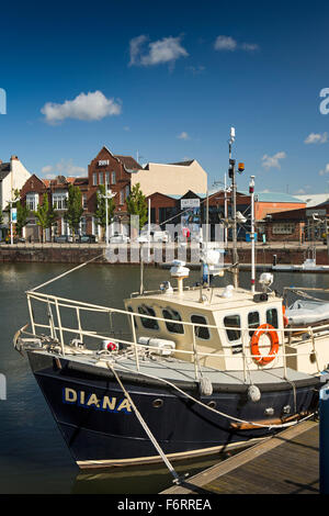 Großbritannien, England, Yorkshire, Hull, Unternehmen am Humber Dock Street neben Boote vertäut im Hafen Stockfoto