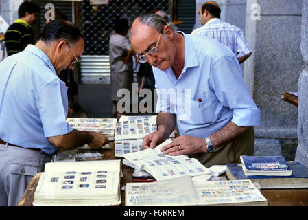 Der Sonntag-Briefmarken und Münzen Markt Plaza Mayor. Madrid. Spanien Stockfoto