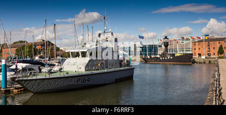 Großbritannien, England, Yorkshire, Hull, HMS Explorer, Archer Klassentyp P2000 Patrouille und Schulschiff in der Marina, Panorama Stockfoto