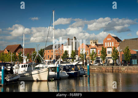 Großbritannien, England, Yorkshire, Hull, Unternehmen am Humber Dock Street neben Boote vertäut im Hafen Stockfoto