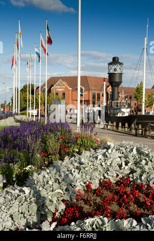 Großbritannien, England, Yorkshire, Hull, Marina, Spurn Feuerschiff vertäut neben Castle Street Blumen Pflanzen Stockfoto