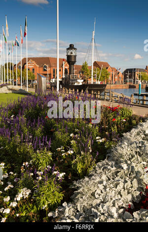 Großbritannien, England, Yorkshire, Hull, Marina, Spurn Feuerschiff vertäut neben Castle Street Blumen Pflanzen Stockfoto