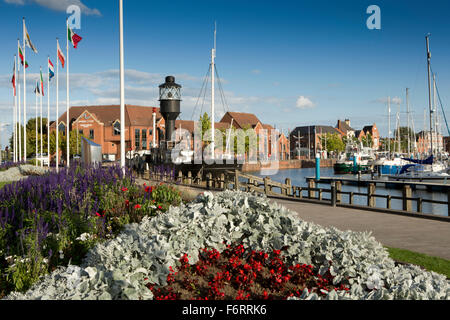 Großbritannien, England, Yorkshire, Hull, Marina, Spurn Feuerschiff vertäut neben Castle Street Blumen Pflanzen Stockfoto