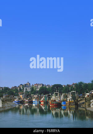 Fluss Rother & Angelboote/Fischerboote am Simmons Quay. Roggen, East Sussex. England. VEREINIGTES KÖNIGREICH. Europa Stockfoto