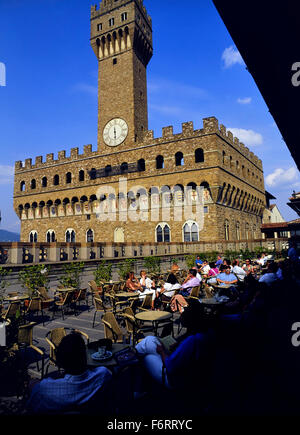 Der Palazzo Vecchio von den Uffizien Cafeteria Terrasse, Florenz gesehen. Italien, Europa Stockfoto