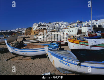 Strand mit Angeln Boote, Albufeira, Algarve, Portugal Stockfoto