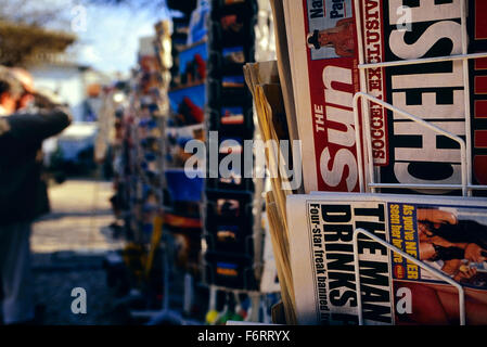 Die britische Boulevardpresse zum Verkauf in Albufeira an der Algarve. Portugal. Europa Stockfoto