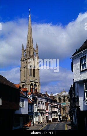 Kirche des Hl. Jakob hinter der Hauptstraße und Geschäfte. Louth. Lincolnshire. England. VEREINIGTES KÖNIGREICH. Europa Stockfoto
